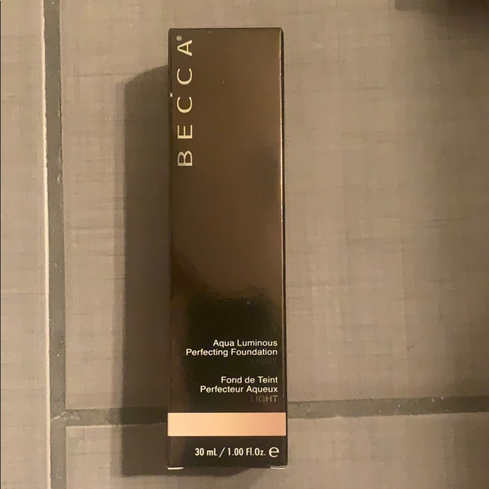 Becca Aqua Luminous Foundation in Light NIB